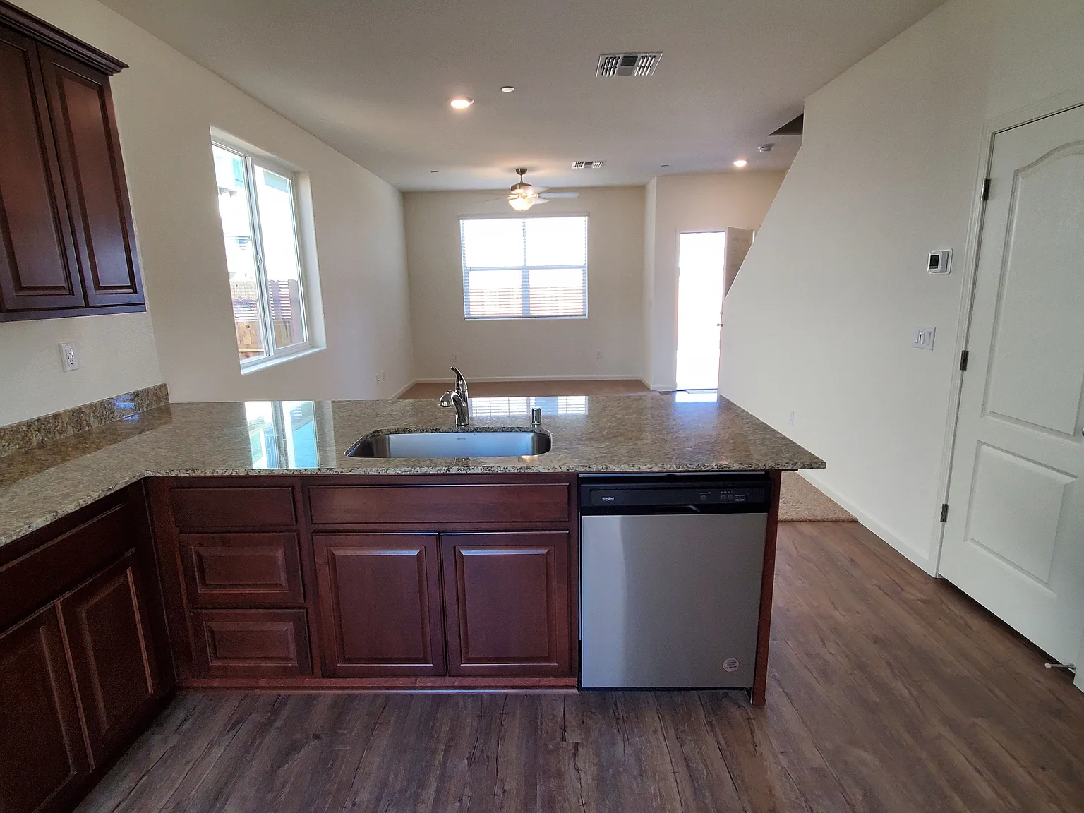 3 bed, 2.5 bath, 1484 sqft, $2,460 — Photo 4