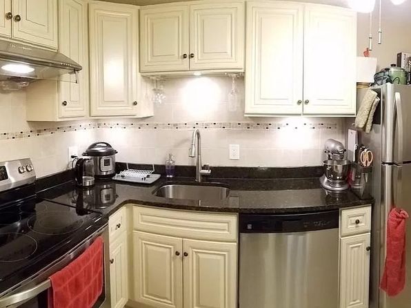 12 Hallmark Gdns APT 4