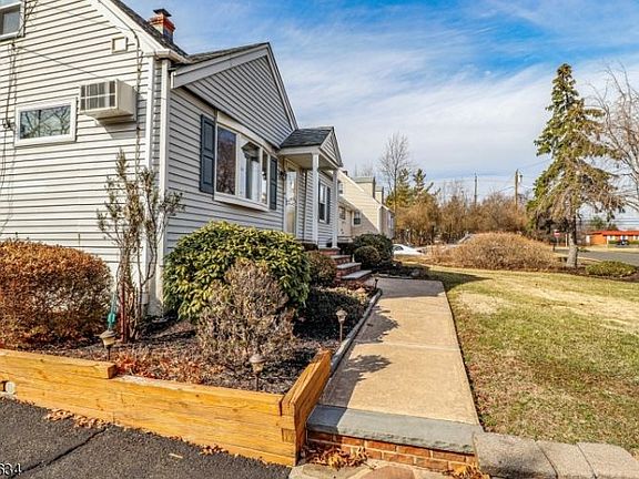 4th image of 46 Charlotte Dr