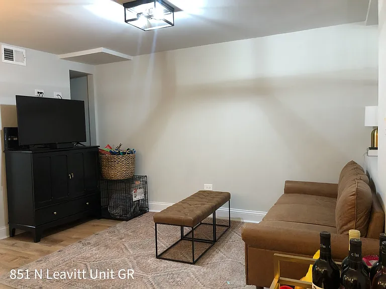851 N. Leavitt St. — Photo 7