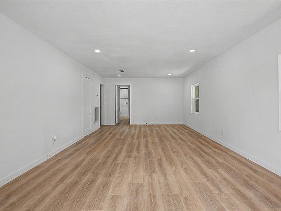 5th image of 632 University Ave