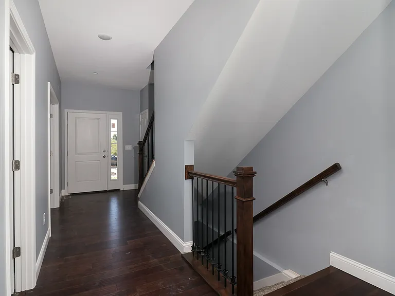 760 Kristin Dr — Photo 6