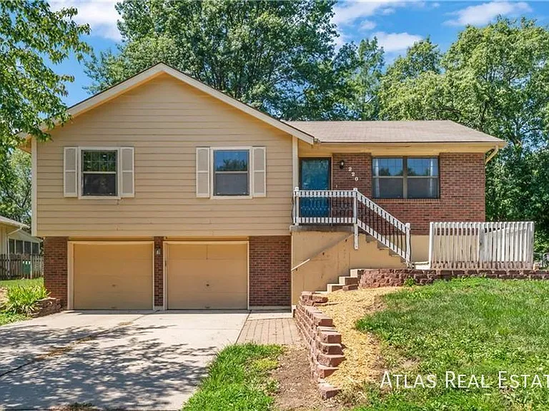 220 SE Country Ln — Photo 3