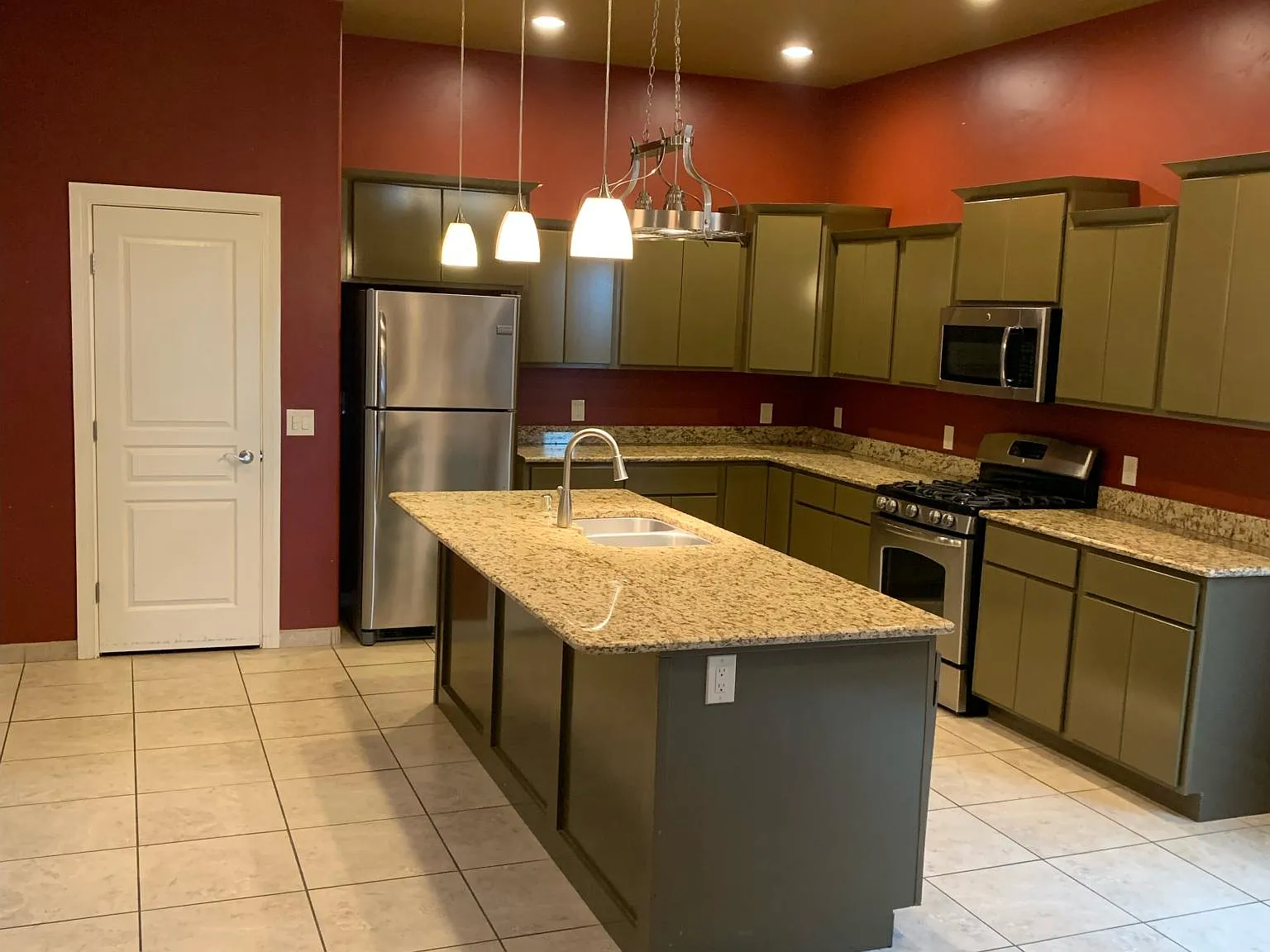 3 bed, 2.5 bath, 2155 sqft, $1,945 — Photo 2