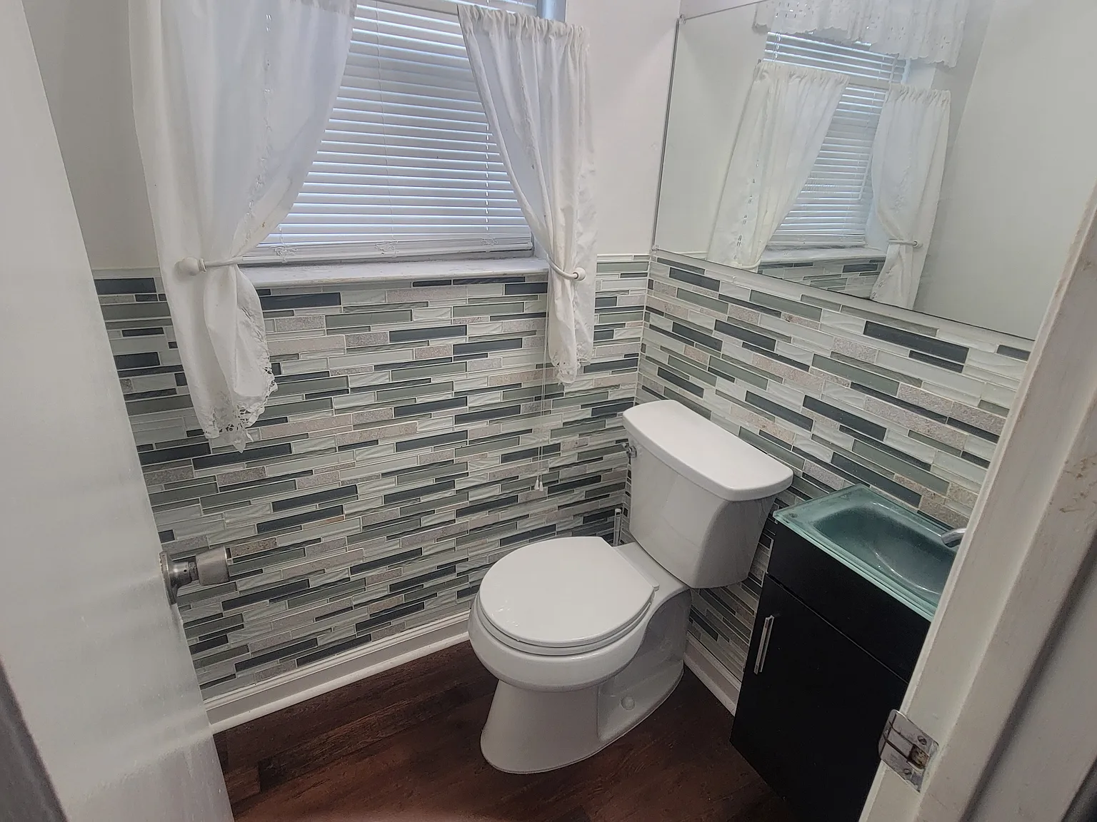3 bed, 1.5 bath, 1628 sqft, $2,300 — Photo 3