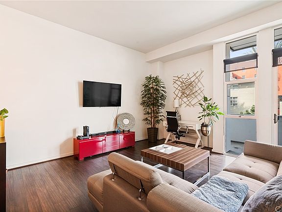 5th image of 238 S Arroyo Pkwy Unit 204