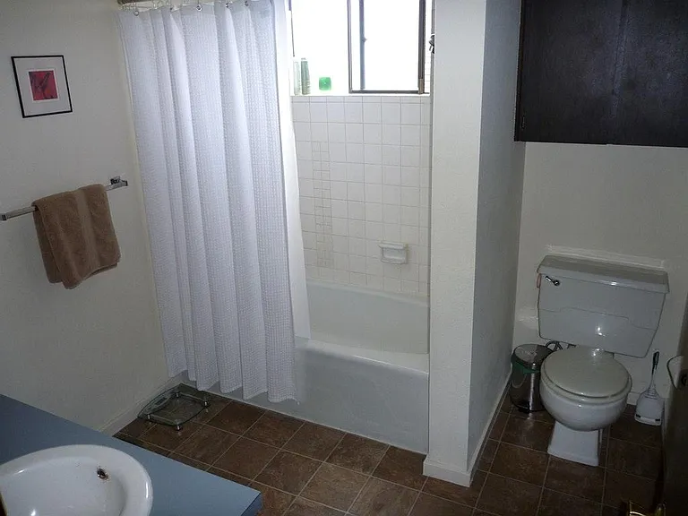 Middle Floor Bath