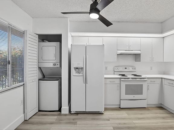4th image of 900 SW 142nd Avenue #305l