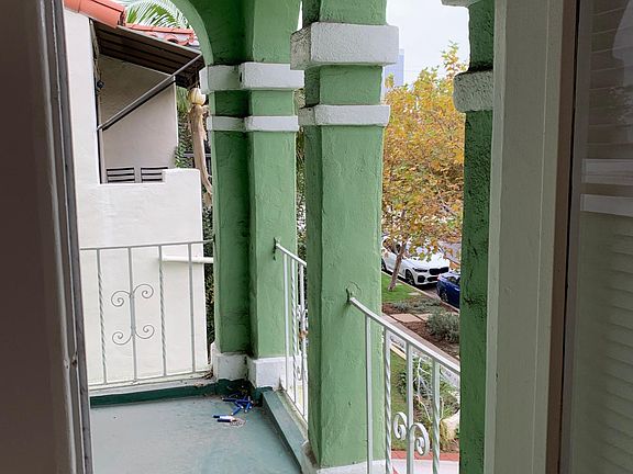 5th image of 1117 S Hayworth Ave