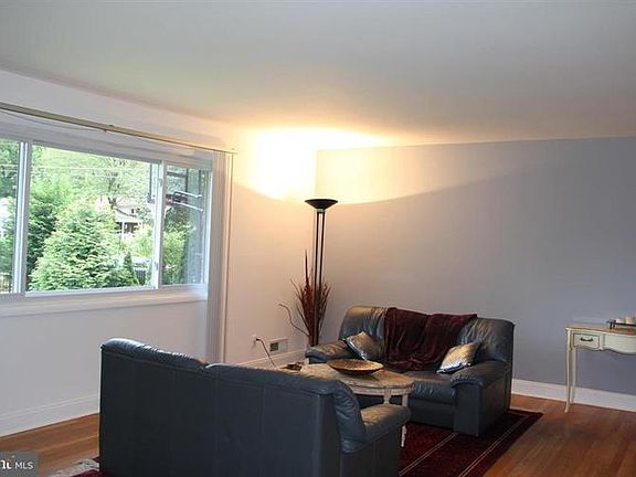 3rd image of 3408 Siesta Dr