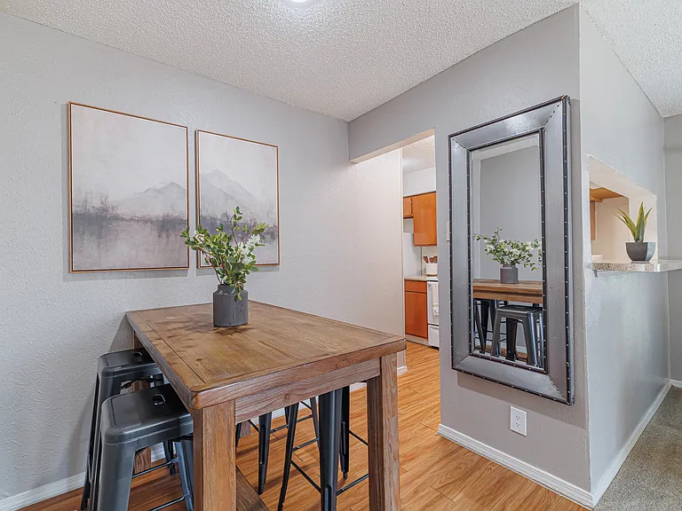 Model Unit Dining 01