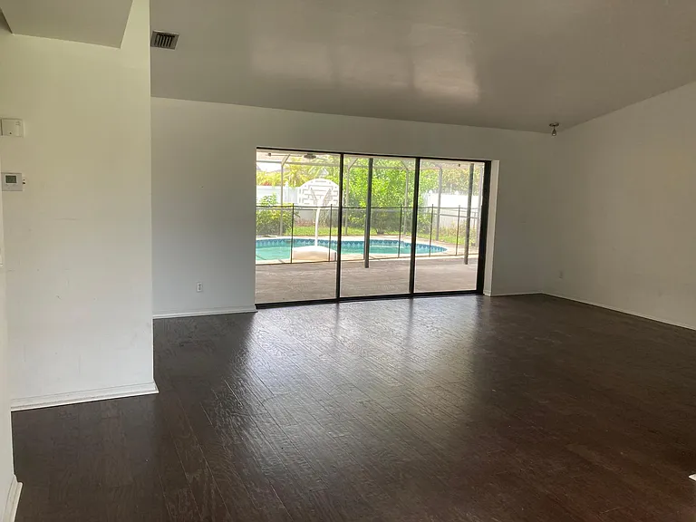 313 SE 33rd St — Photo 3