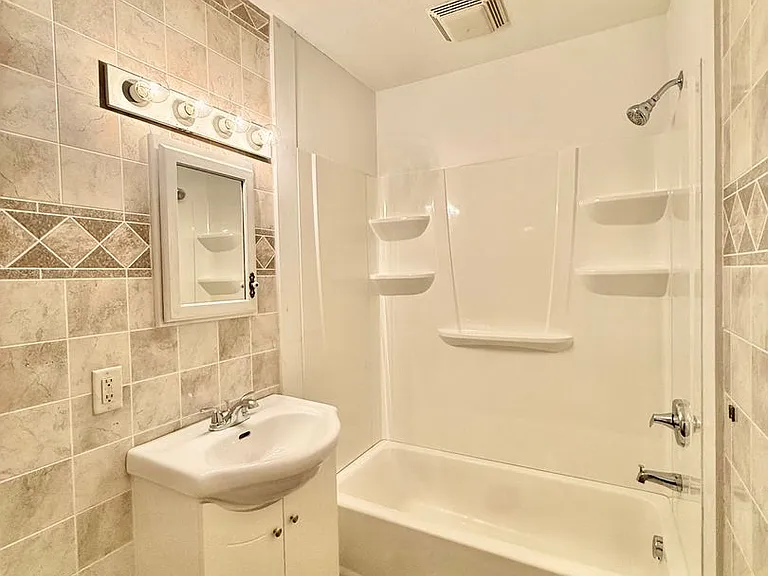739 4th St NE — Photo 8