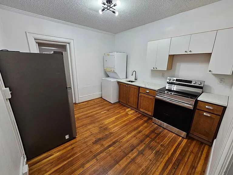 221 W Burke St — Photo 2