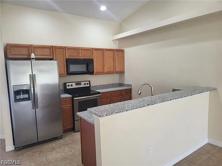 1916 SW 15th Pl — Photo 2