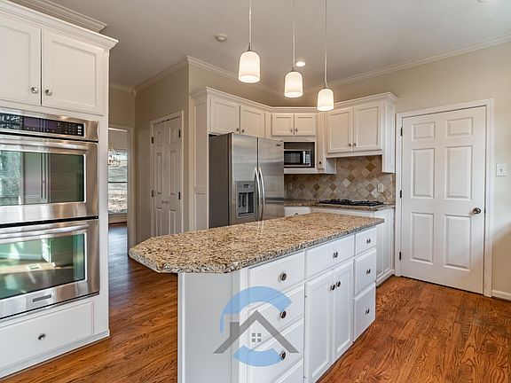 5th image of 64 Saint Thomas Ct