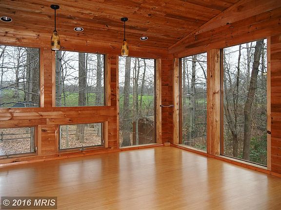 5th image of 16 Lawrence Ln