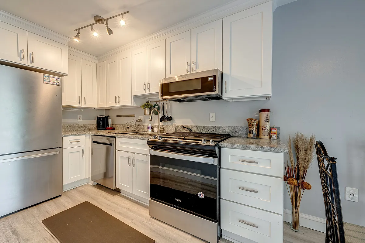 Building Photo - 1567 N Colonial Ter #206