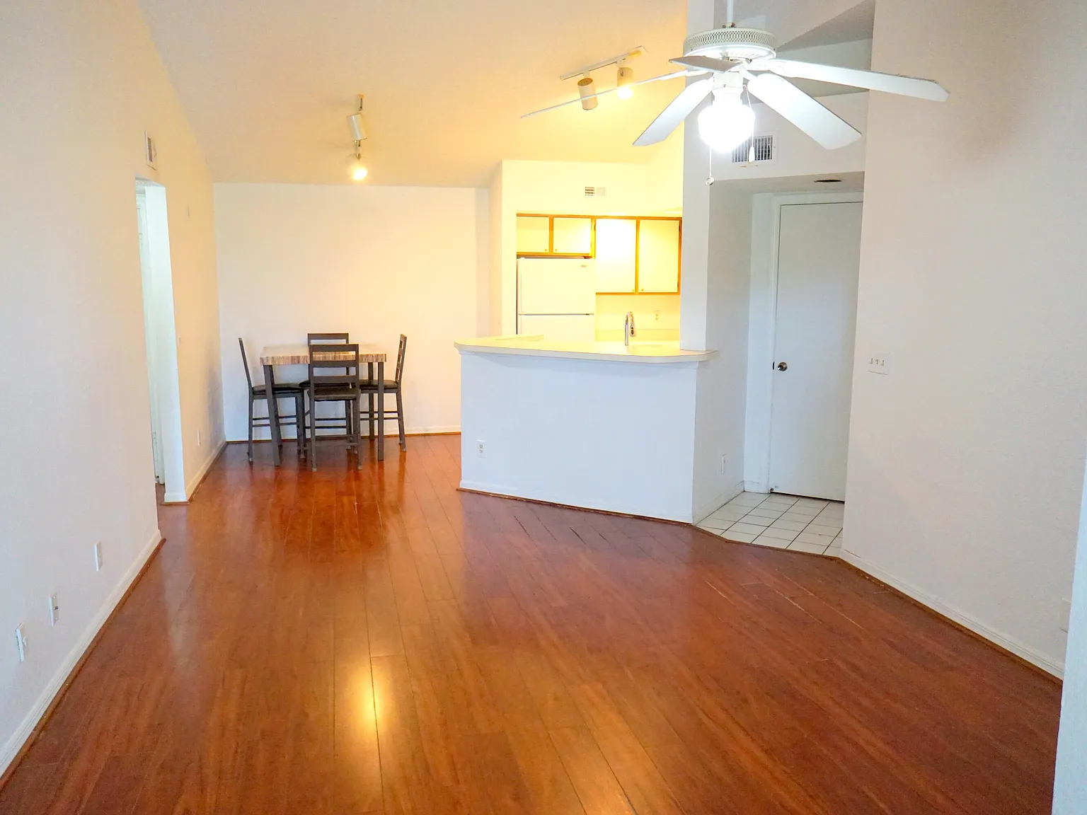1 bed, 1.0 bath, 743 sqft, $1,800 — Photo 2