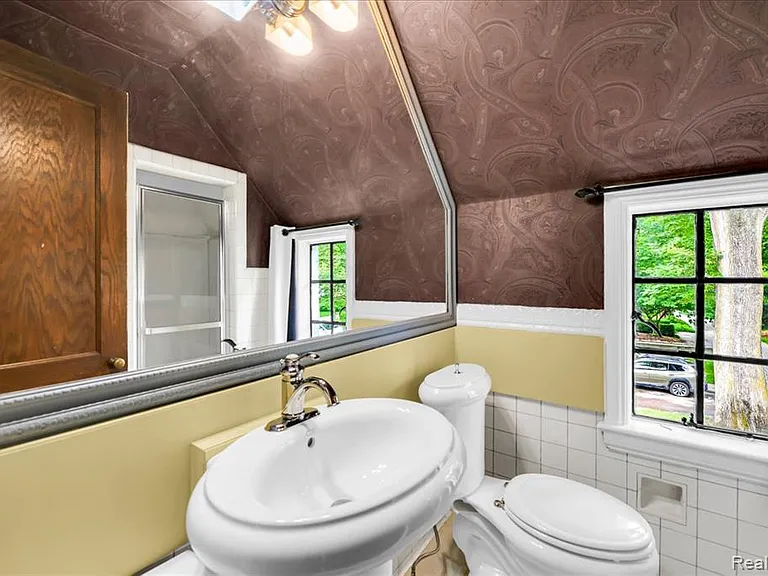 455 Linden Rd — Photo 36