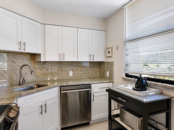 5th image of 130 Lakeshore Dr APT 323