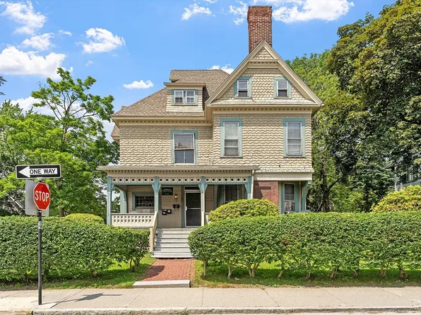 52 Cedar St, Worcester, MA 01609