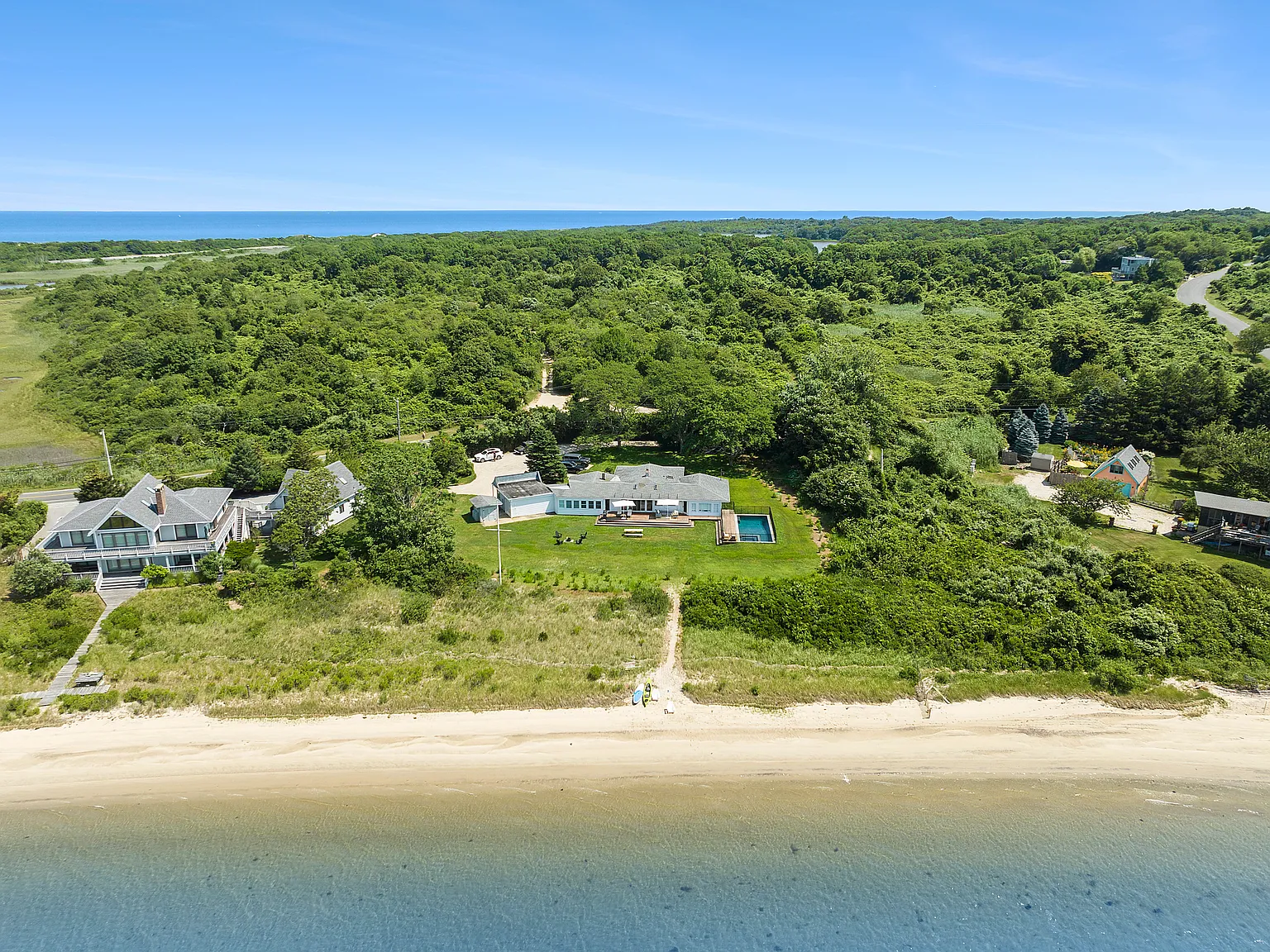 Waterfront With Pool And Sandy Beach — Photo 1