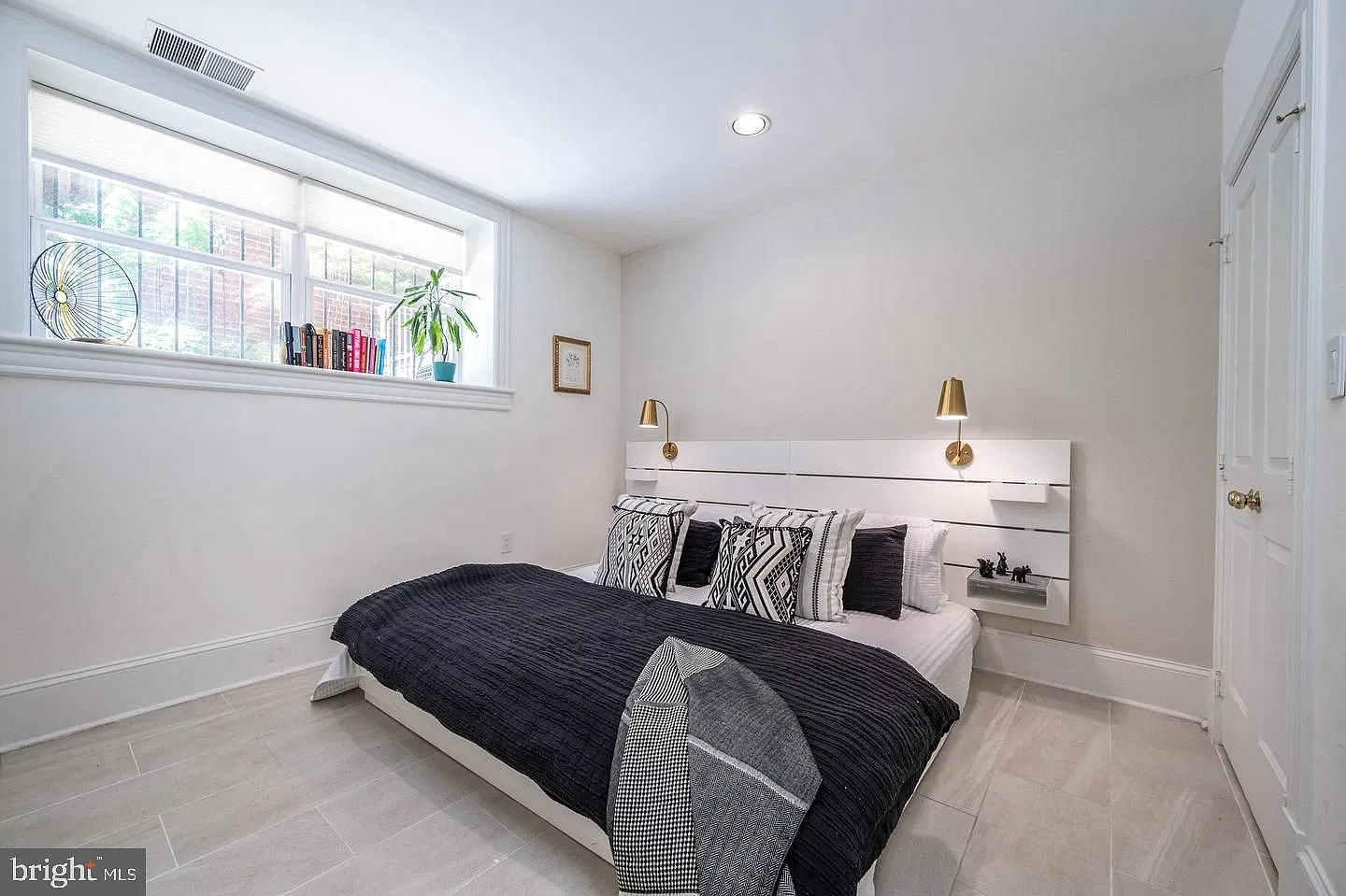 The Winchester Condominium — Photo 4