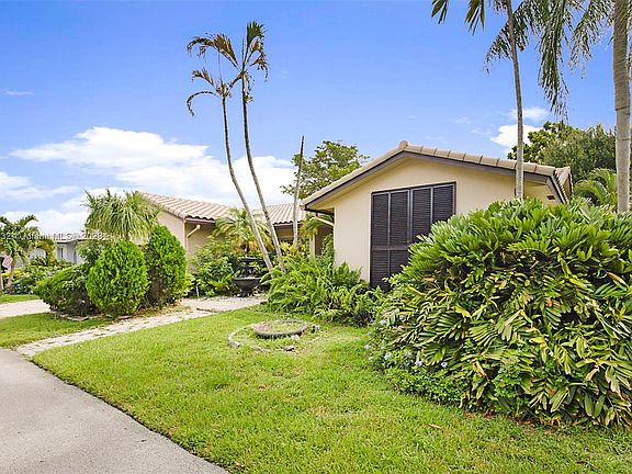 2nd image of 4404 Queen Palm Ln