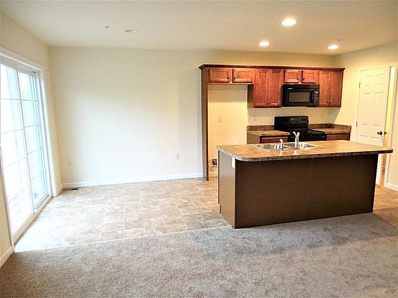 Dining Area & Kitchen