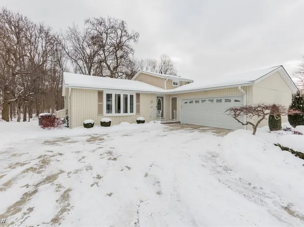 15609 Walnut Creek Dr, Strongsville, OH 44149