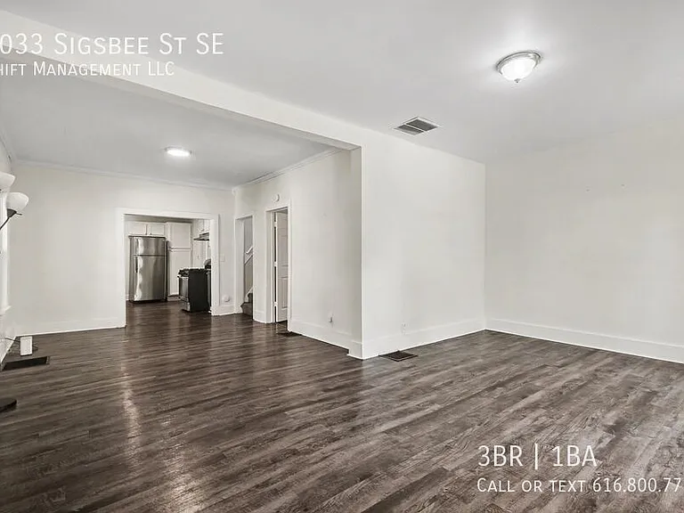 1033 Sigsbee St SE — Photo 2