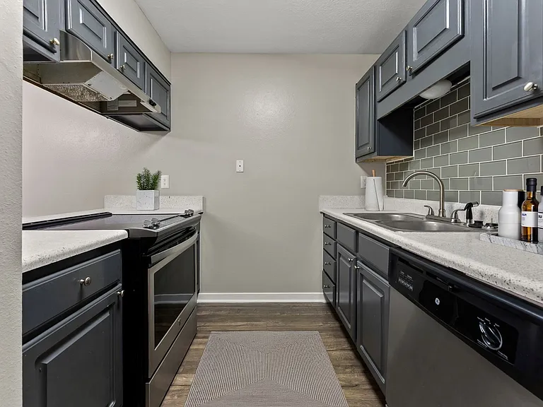 Linden (Renovated) - 2 Bed / 2 Bath - 1,100 Sq.Ft.