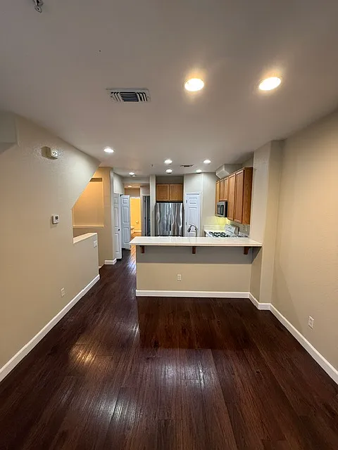 3 bed, 2.5 bath, 1361 sqft, $3,800 — Photo 3