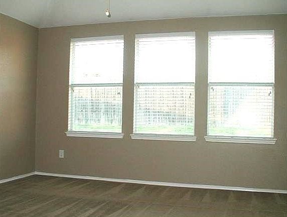 3rd image of 909 Starling Ln
