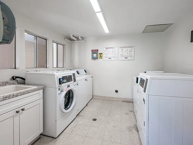 Oak Park Apartments — Photo 17