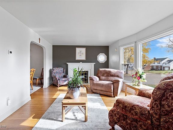 4th image of 403 32nd St NW