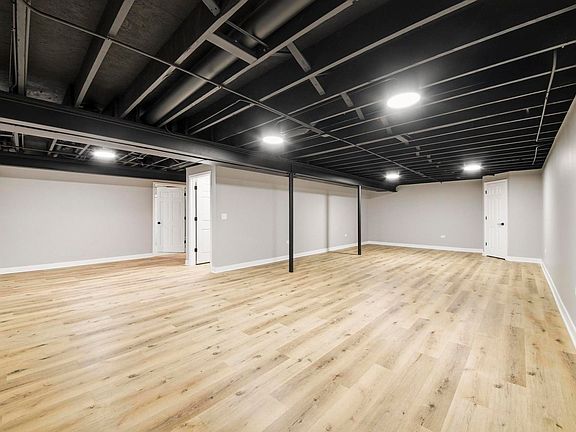 4th image of 910 Oak Ridge Blvd