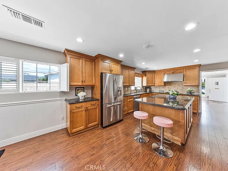 927 Montecito Dr — Photo 15