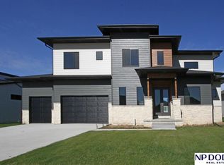 3414 Tree Line Dr, Lincoln, NE 68516