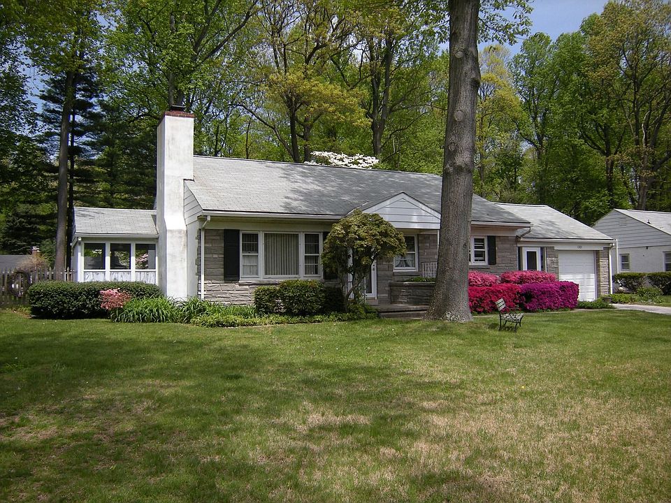 2nd image of 1301 Scott Dr
