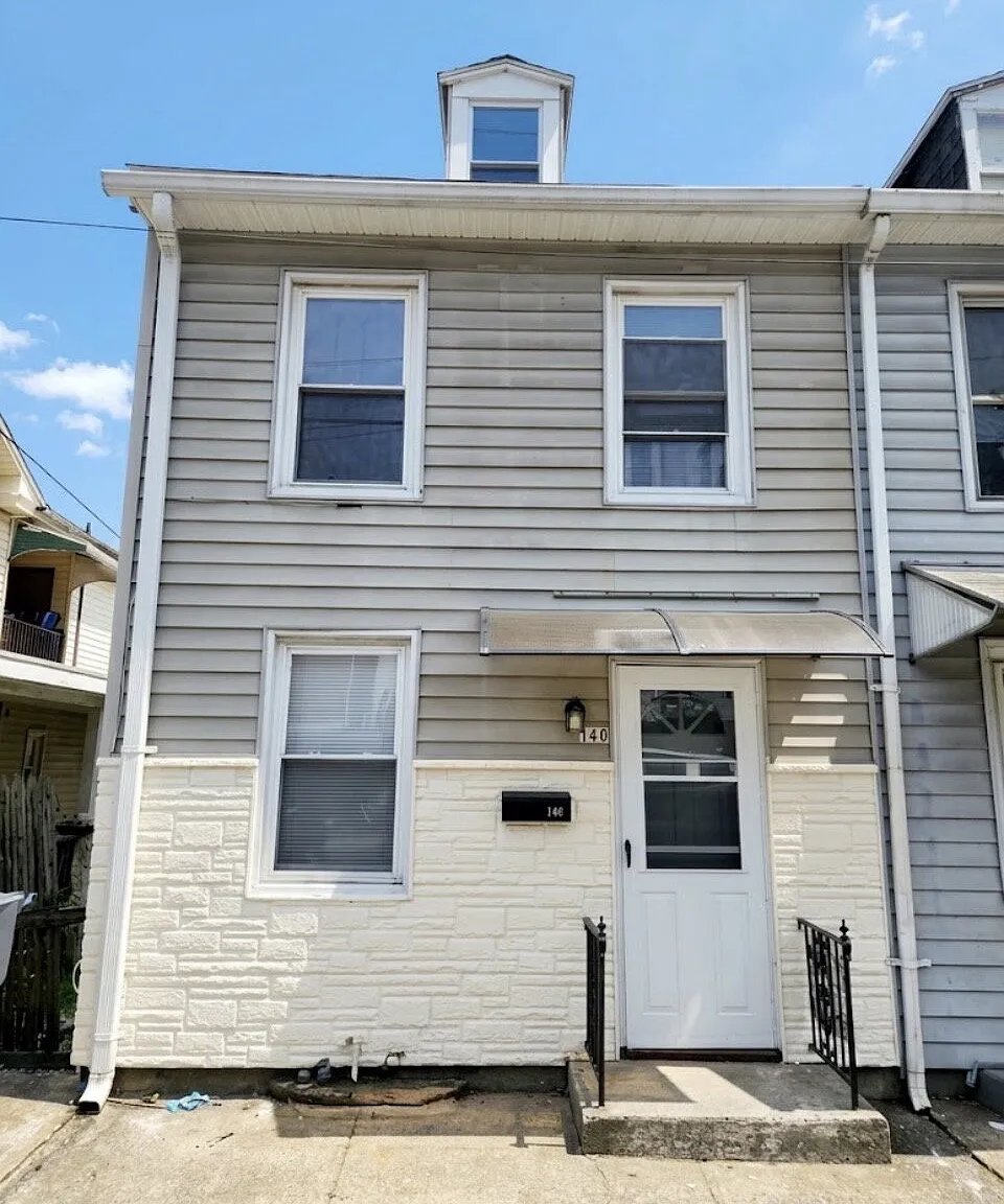 2 bed, 1.5 bath, 1171 sqft, $1,295 — Photo 1