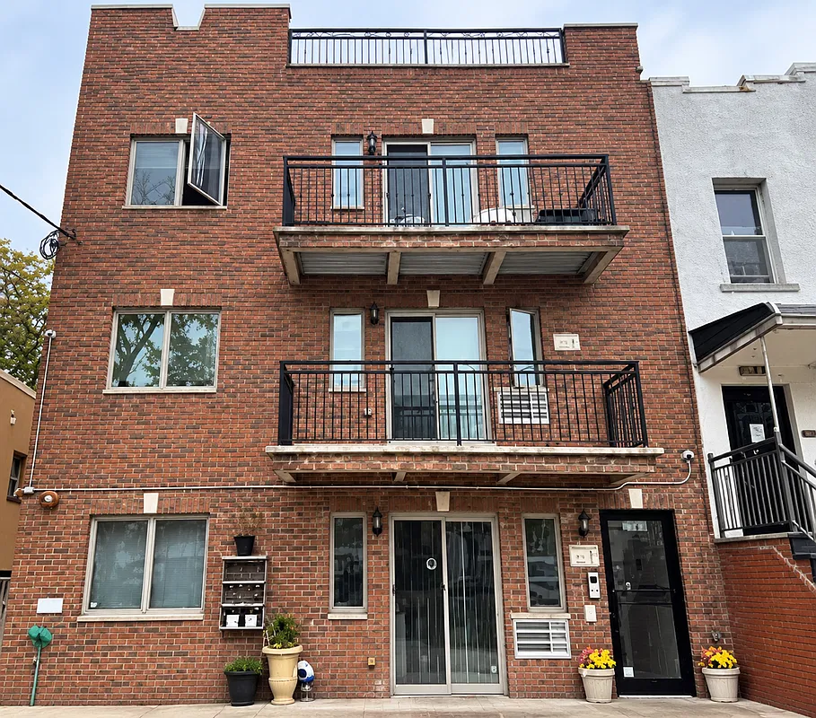 2 bed, 1.0 bath, 800 sqft, $2,950 — Photo 1