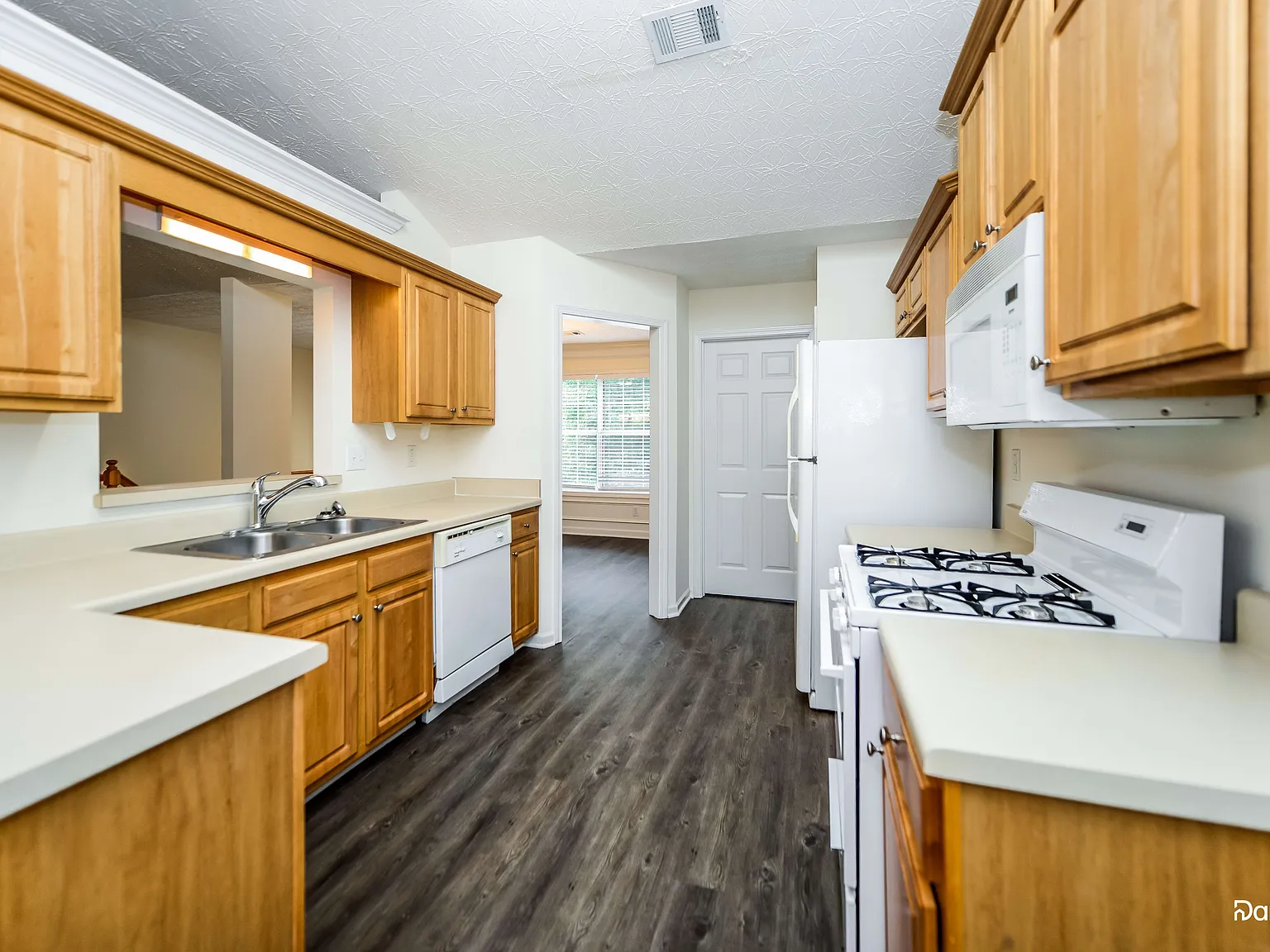 5 bed, 3.0 bath, 2466 sqft, $2,935 — Photo 2