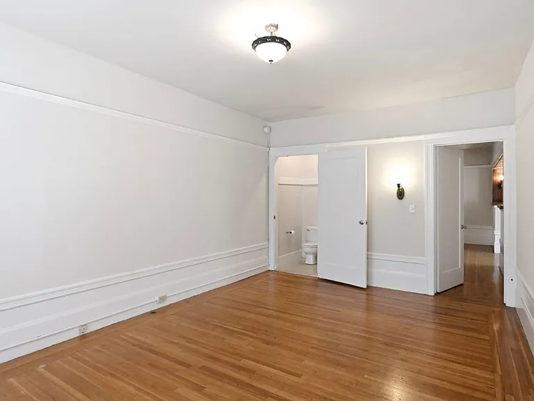 The Townsend Apartments, located at 1029 Oak Street, is a beautiful four-story, historic brick bu... — Photo 29