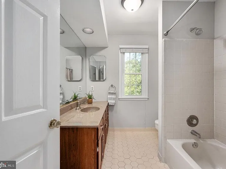 10622 Edinburgh Dr — Photo 2