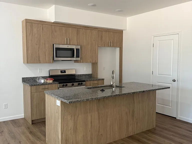 2022 N Weller Ave #B — Photo 3