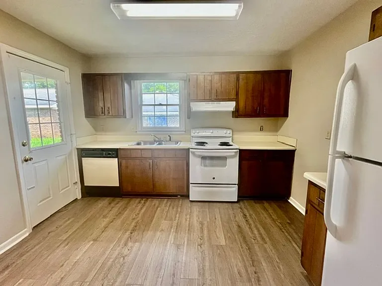 190 Hennon Dr NW — Photo 2