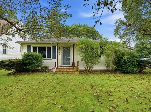 134 Greenwood Dr, Hermitage, PA 16148