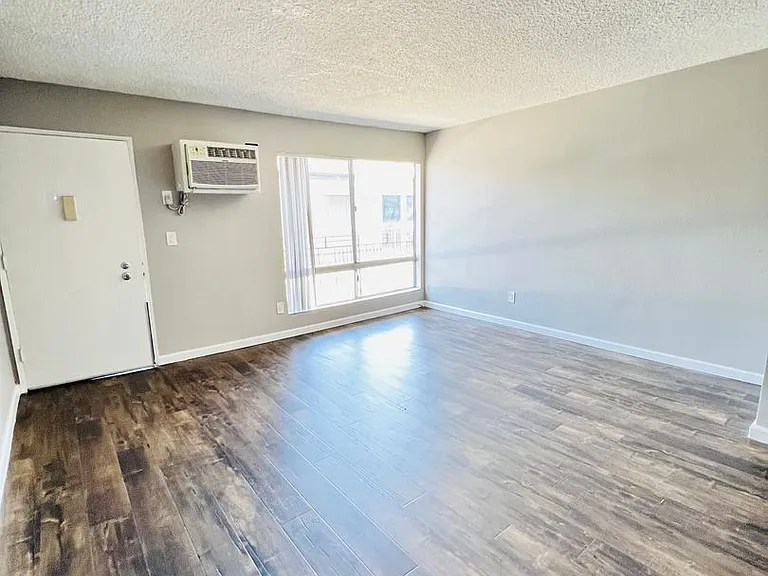Jordan Court Apartments — Photo 20